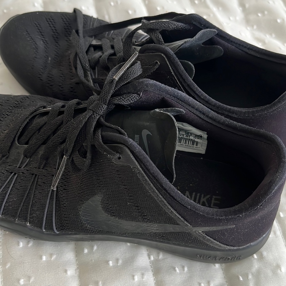 Black size 7.5 women’s Nikes. Light use.